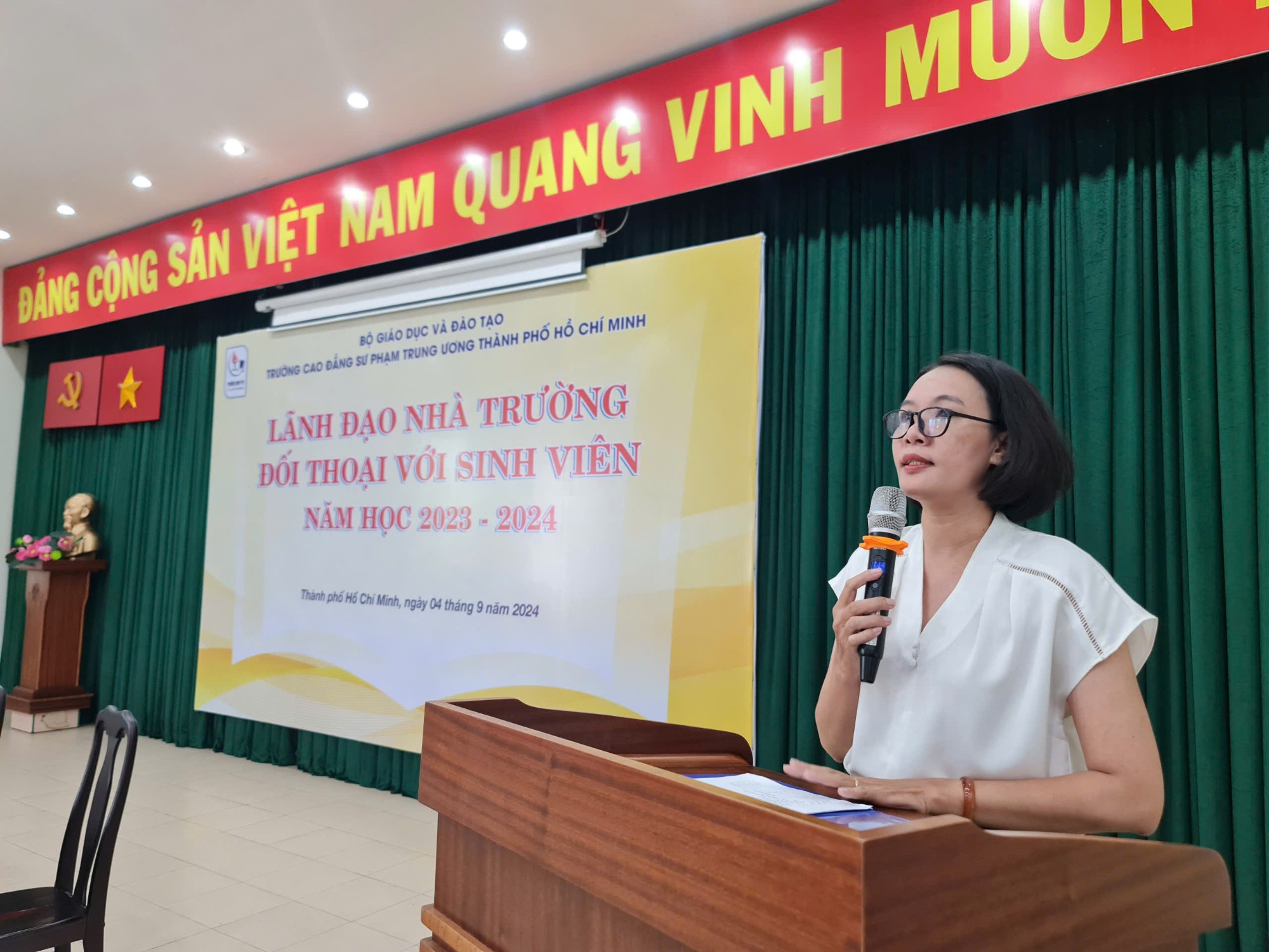 ThS.Lê Thị Tâm – Trưởng phòng Công tác Chính trị - Học sinh Sinh viên báo cáo tóm tắt kết quả khảo sát